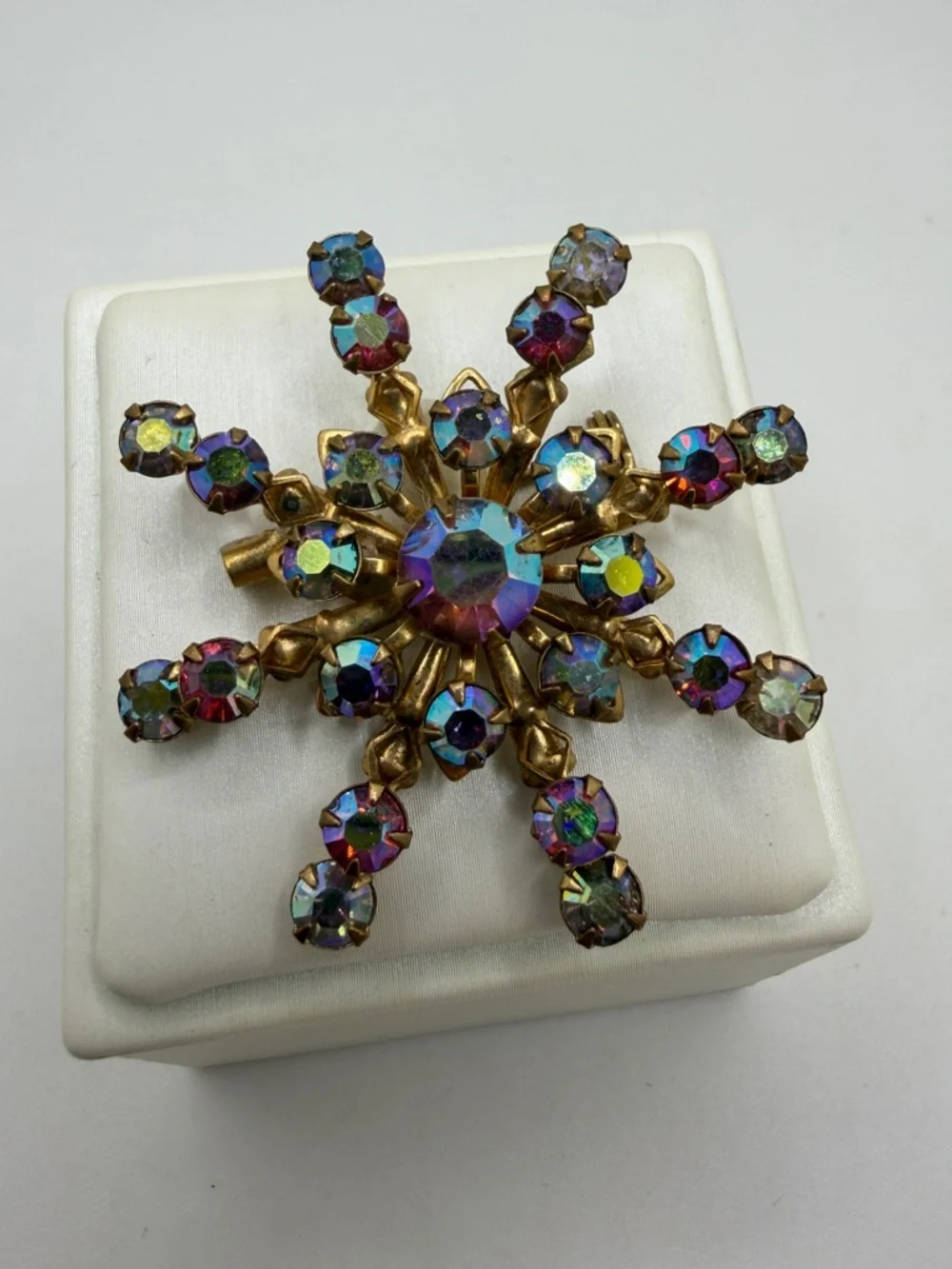 Vintage Aurora Borealis Rhinestone and‎ Antiqued Gold tone Brooch/Pin!
